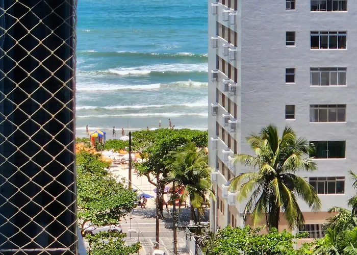Lindo Flat Capitania Varam , WI FI , 2 aparelhos de ar condicionado , serviço de praia , enorme sacada com vista ao mar e telas de proteção para as crianças , 3 piscinas Guarujá