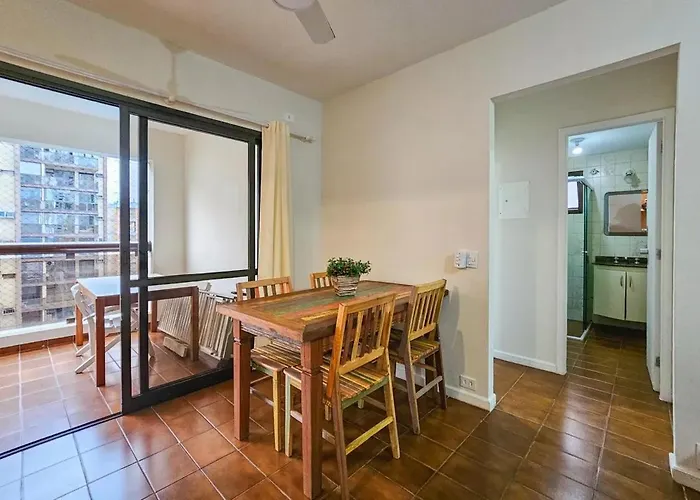 Pitangueiras com cadeira e guarda-sol exclusivo, limpeza diária, piscina climatizada e Wi-Fi Apartamento Guarujá