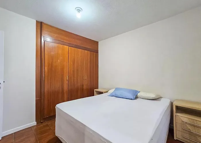 Pitangueiras com cadeira e guarda-sol exclusivo, limpeza diária, piscina climatizada e Wi-Fi Apartamento Guarujá